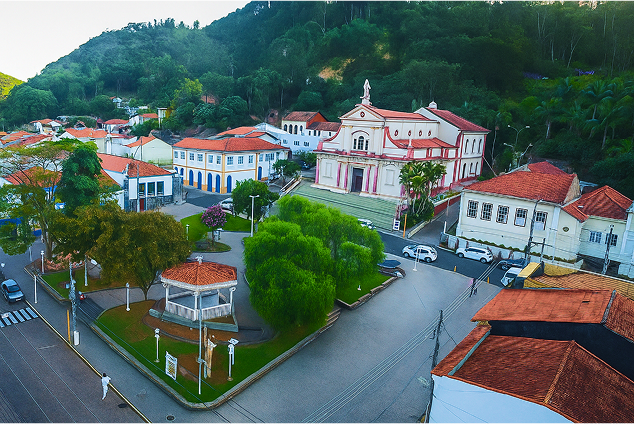 Imagem de uma igreja com fogos de artifícios