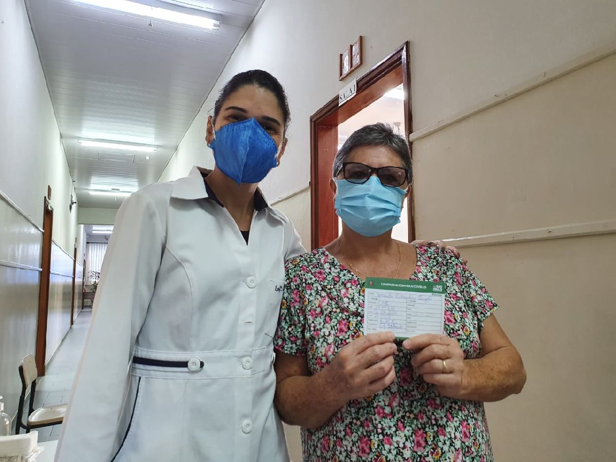 Monte Alegre vacina profissionais da educação com 47 anos ou mais